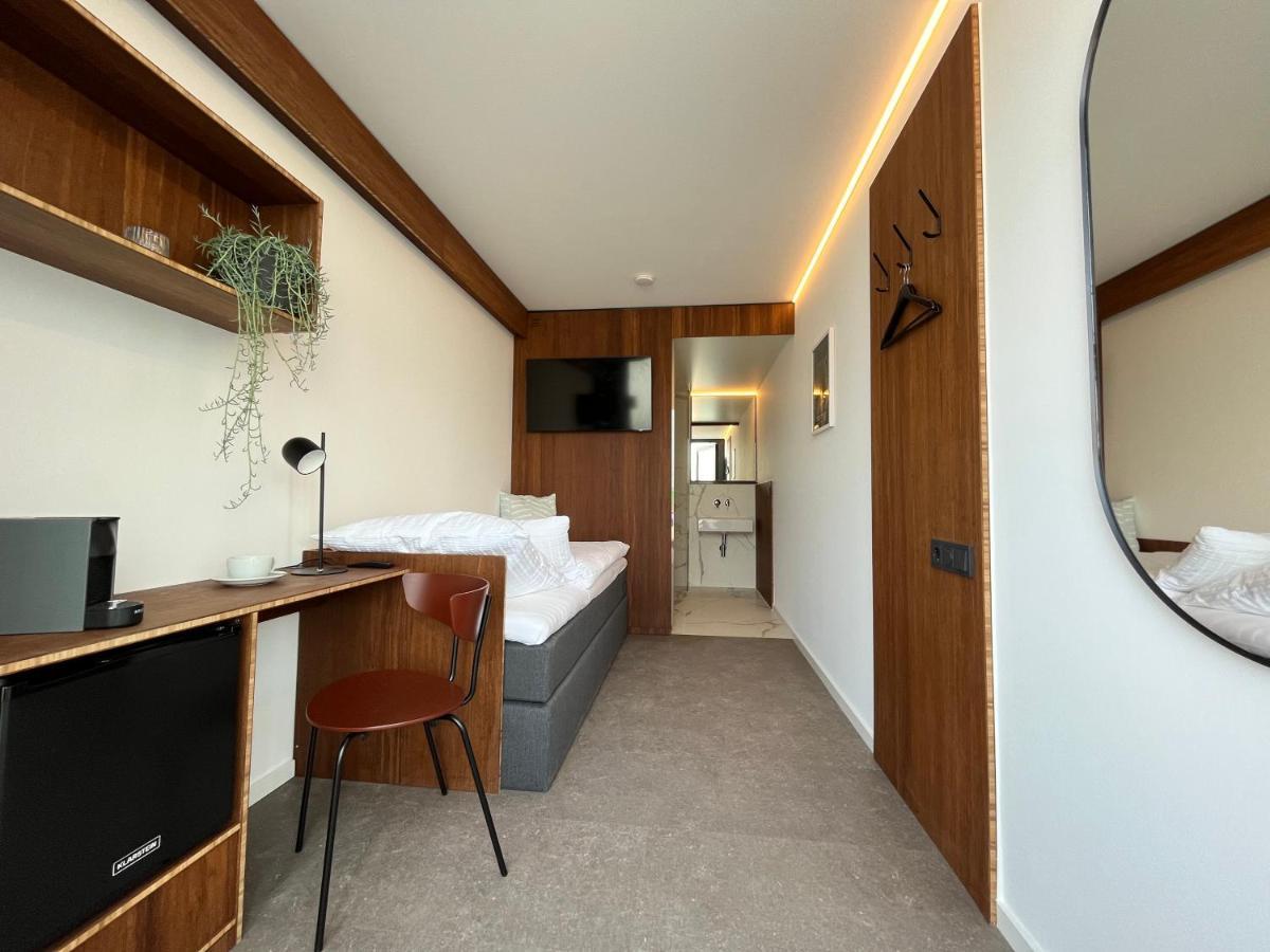 Tin Inn - Hueckelhoven - Das Hotel Aus Hochwertig Ausgebauten Ueberseecontainern מראה חיצוני תמונה