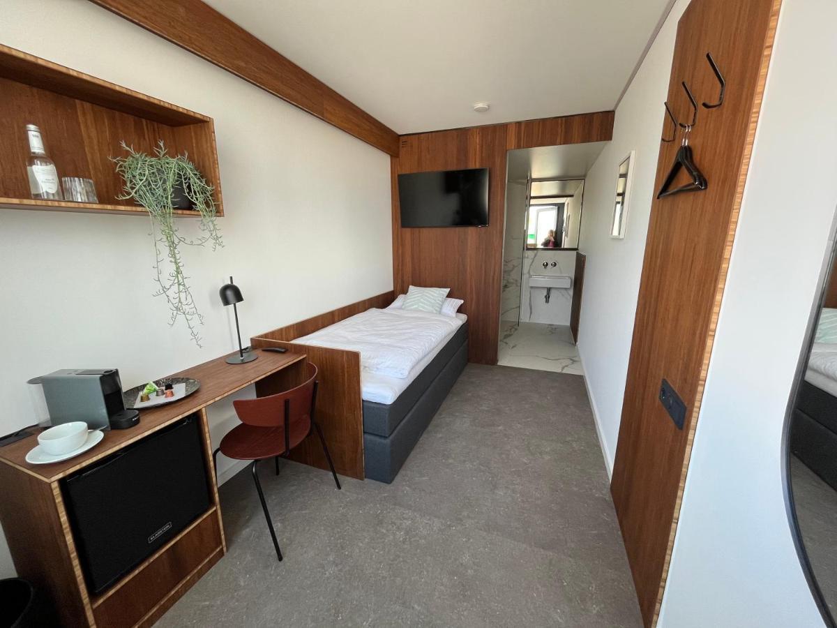 Tin Inn - Hueckelhoven - Das Hotel Aus Hochwertig Ausgebauten Ueberseecontainern מראה חיצוני תמונה