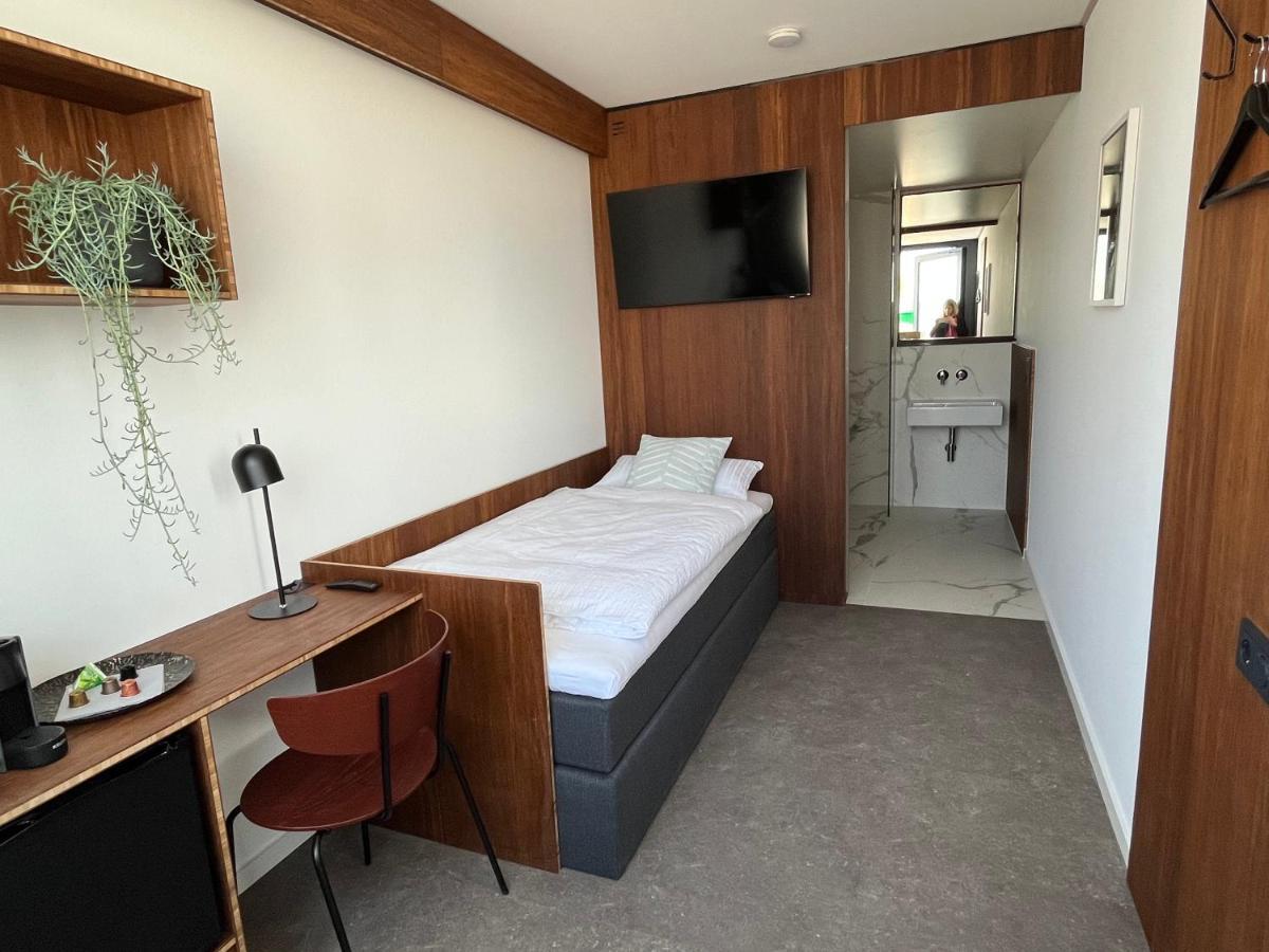 Tin Inn - Hueckelhoven - Das Hotel Aus Hochwertig Ausgebauten Ueberseecontainern מראה חיצוני תמונה