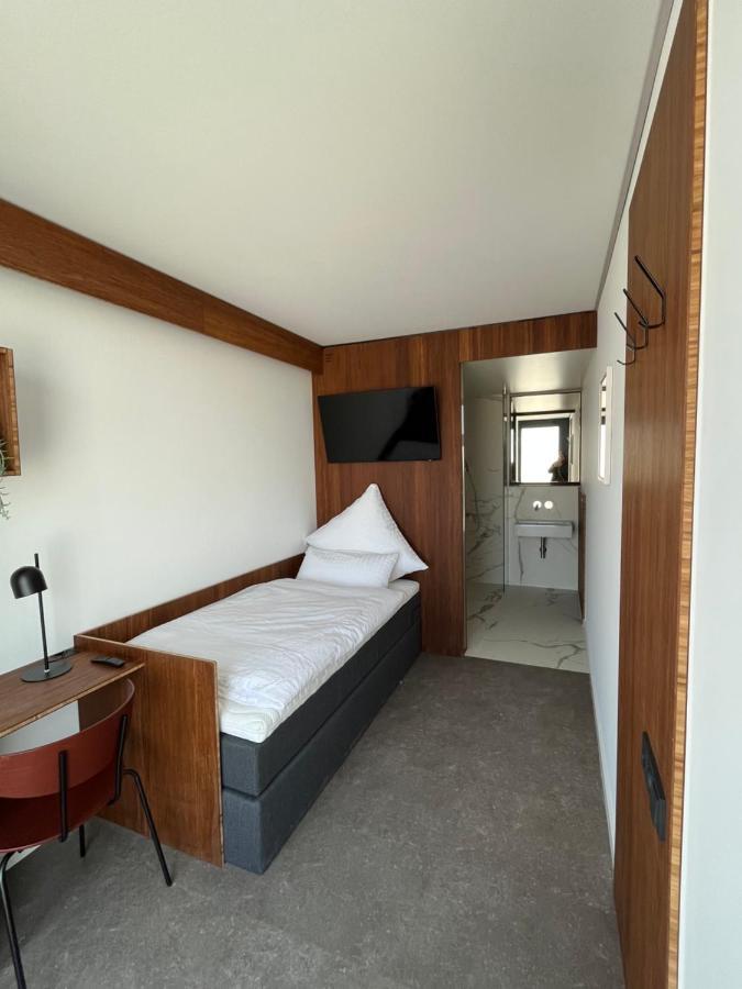 Tin Inn - Hueckelhoven - Das Hotel Aus Hochwertig Ausgebauten Ueberseecontainern מראה חיצוני תמונה