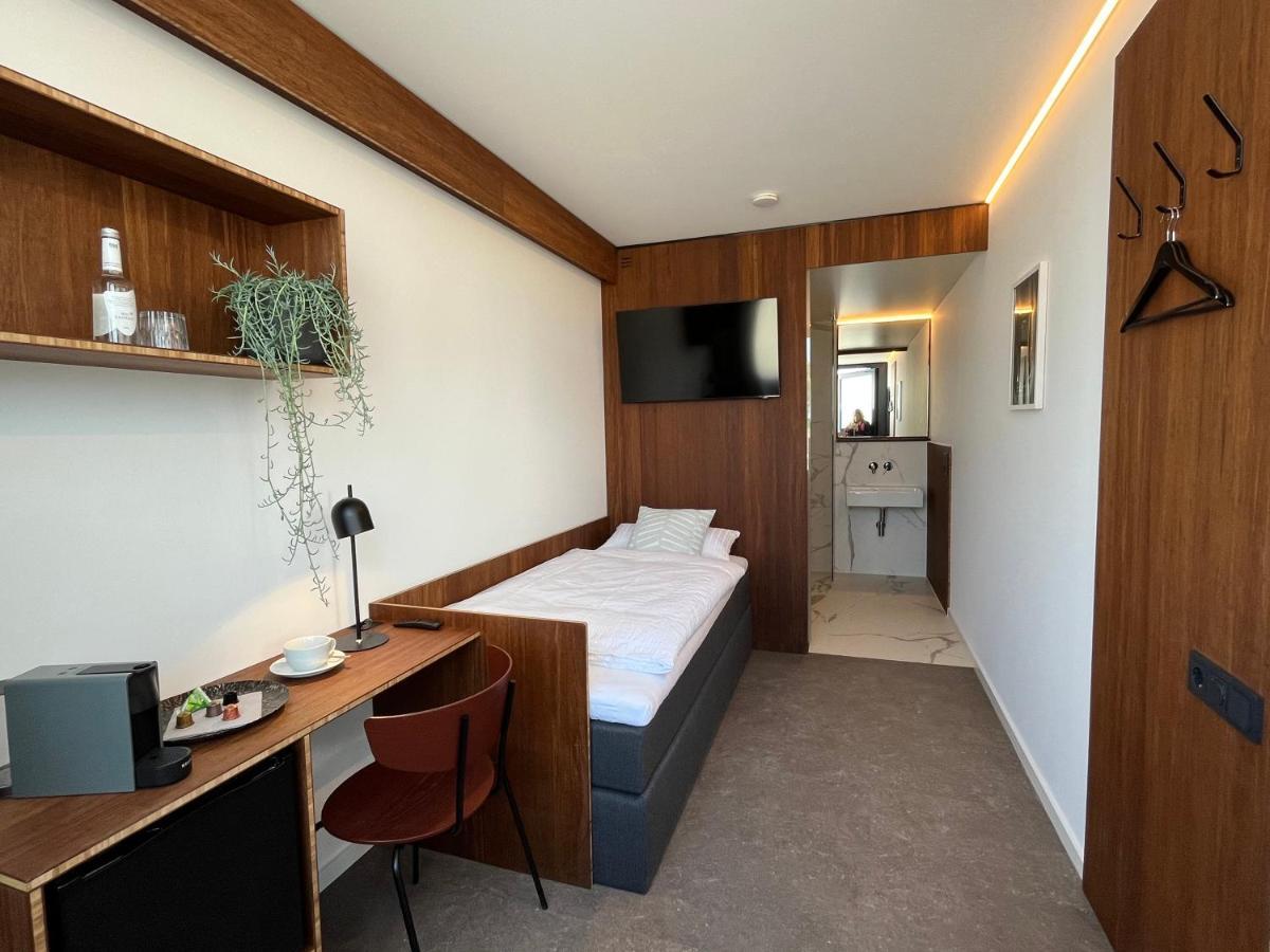 Tin Inn - Hueckelhoven - Das Hotel Aus Hochwertig Ausgebauten Ueberseecontainern מראה חיצוני תמונה