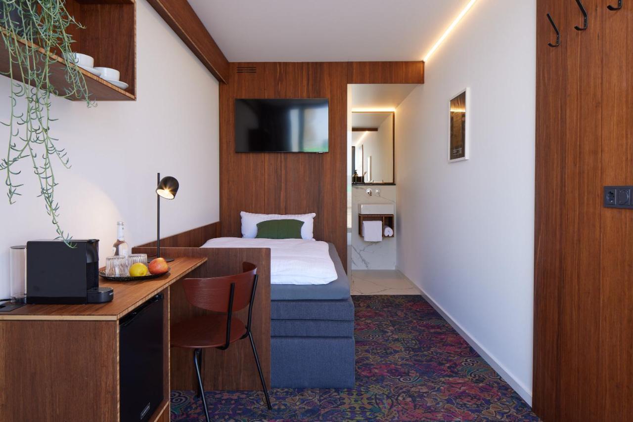 Tin Inn - Hueckelhoven - Das Hotel Aus Hochwertig Ausgebauten Ueberseecontainern מראה חיצוני תמונה